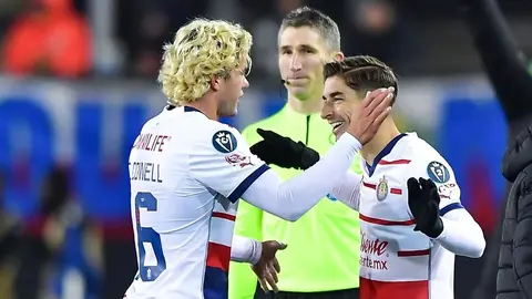 ¡Llevados! Jugadores de Chivas le juegan broma a Cade Cowell previo al juego ante Toluca