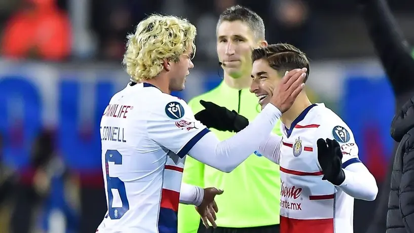 ¡Llevados! Jugadores de Chivas le juegan broma a Cade Cowell previo al juego ante Toluca