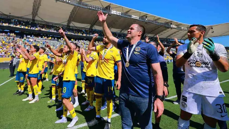 ¡Se gana a la afición! André Jardine celebró el título de Supercopa con los seguidores americanistas