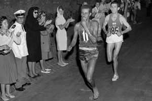 El maratón de Abebe Bikila en Roma 1960: Una victoria descalza que hizo historia