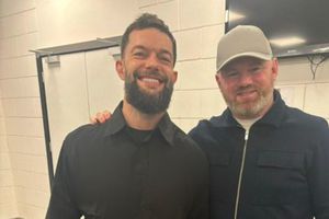 ¡Dupla espectacular! Finn Balor se reúne con Wayne Rooney en gira de WWE