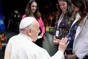 "No faltan perritos y gatitos, faltan hijos": Papa Francisco pide aumentar la natalidad