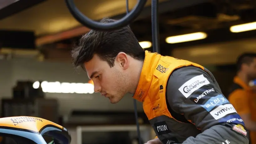 Pato O' Ward se queda sin combustible en plena carrera y empuja su auto a boxes
