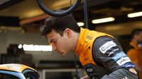 Pato O' Ward se queda sin combustible en plena carrera y empuja su auto a boxes