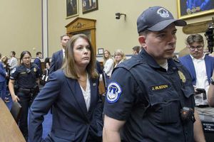 Renuncia directora del Servicio Secreto de Estados Unidos tras atentado contra Donald Trump