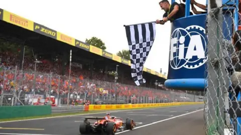 ¡Con colores de la Juventus! Del Piero ondea bandera en victoria de Ferrari en GP de Italia