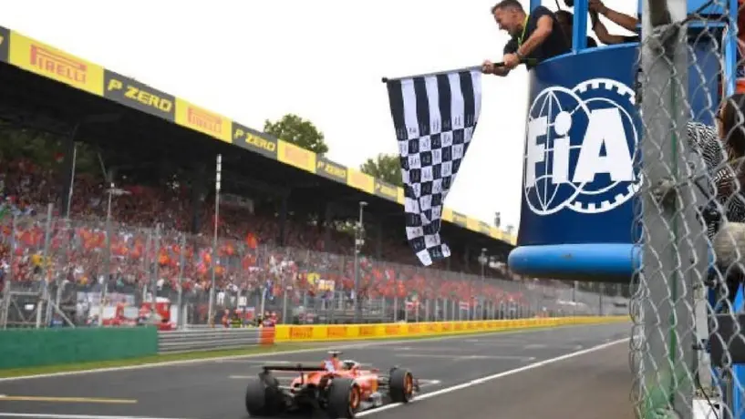 ¡Con colores de la Juventus! Del Piero ondea bandera en victoria de Ferrari en GP de Italia