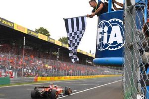 ¡Con colores de la Juventus! Del Piero ondea bandera en victoria de Ferrari en GP de Italia