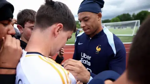 Kylian Mbappé firmó playera de Real Madrid a aficionado