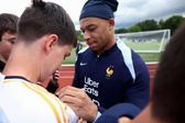 Kylian Mbappé firmó playera de Real Madrid a aficionado