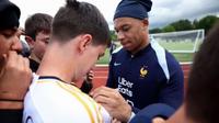 Kylian Mbappé firmó playera de Real Madrid a aficionado