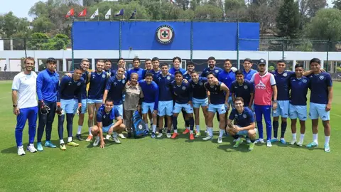 Cruz Azul se despide de un miembro del equipo antes del juego ante Rayados