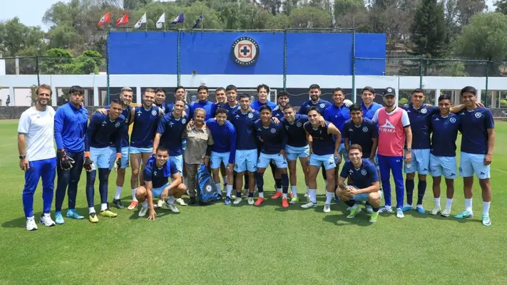 Cruz Azul se despide de un miembro del equipo antes del juego ante Rayados