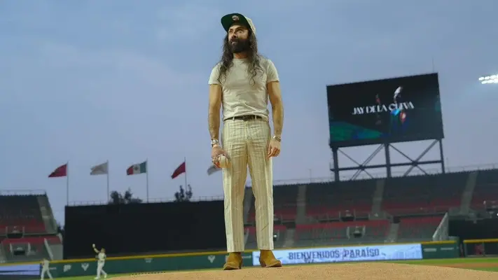 Jay de la Cueva lanzó primera bola en segundo juego entre Diablos Rojos y Pericos