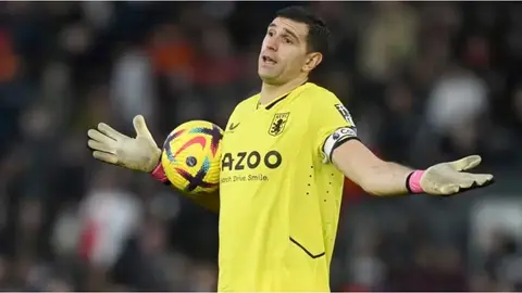 'El Dibu' Martínez se convierte en el arquero con más autogoles en la Premier League