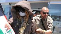 Paulina Rubio es criticada por llegar con una chamarra en plena ola de calor a 40 grados