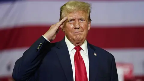 “Traficantes de drogas, pandilleros y asesinos”: Trump propone competición de UFC de inmigrantes