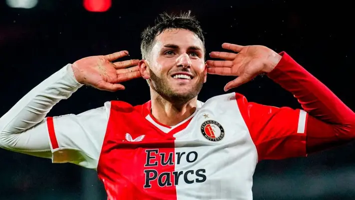 Santiago Giménez rompe la sequía goleadora tras marcar doblete ante el PEC Zwolle