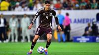 ¿Podrá regresar? Edson Alvarez sorprende al convivir con aficionados sin muletas