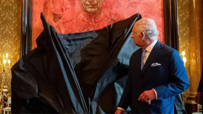 Revelan el primer retrato oficial del rey Carlos III, en redes sociales lo critican