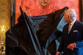 Revelan el primer retrato oficial del rey Carlos III, en redes sociales lo critican