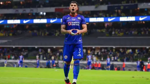 ¡Vaya gesto! Carlos Salcedo regaló dos entradas al estadio a un joven aficionado de Cruz Azul
