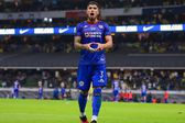 ¡Vaya gesto! Carlos Salcedo regaló dos entradas al estadio a un joven aficionado de Cruz Azul
