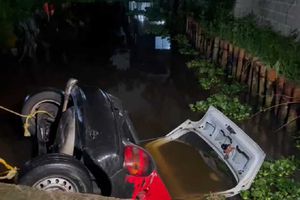 Auto cae a canal de Xochimilco y mueren tres mujeres; el conductor, que manejaba ebrio, sobrevivió