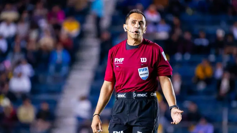 Ramos Rizo carga sobre Enrique Santander en el juego de América vs Puebla