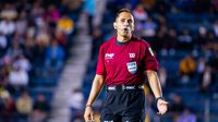 Ramos Rizo carga sobre Enrique Santander en el juego de América vs Puebla