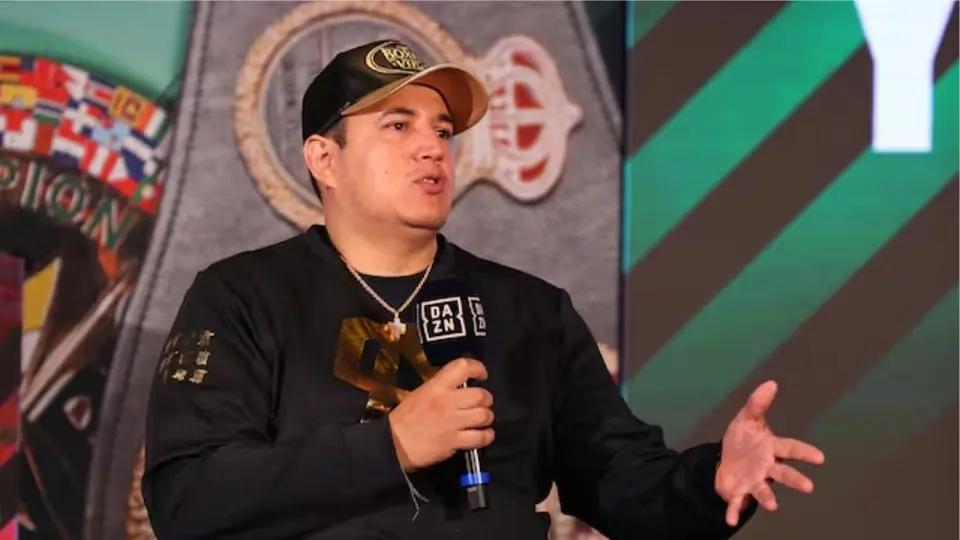 Eddy Reynoso felicita a Julio César Chávez Jr. tras su victoria ante Hall