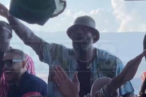 LeBron James celebra su medalla de Oro en Cannes junto con Draymond Green