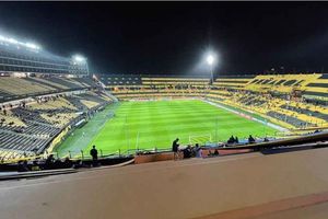 ¡Todo por el equipo! Aficionados hacen 'magia negra' afuera del estadio de Peñarol