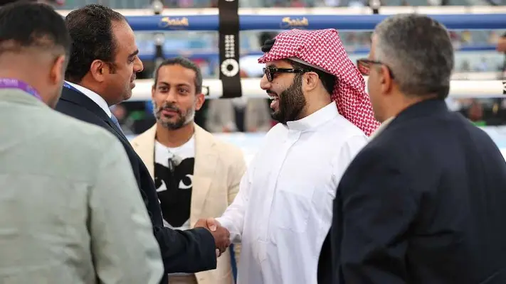 Jeque Turki Alalshikh quiere llevar una megacartelera de box a México