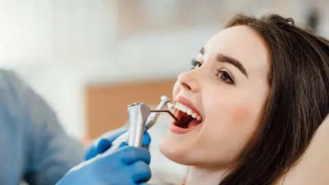 Dentista asegura que lleva 40 años sin limpiarse los dientes y asegura que sus dientes son los mejores