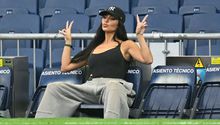 Kim Kardashian visita el Santiago Bernabéu y se toma foto con Florentino Pérez