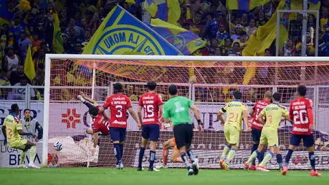¿Era falta? Jugada de Lichnovsky en gol de América enciende la polémica en el Clásico Nacional