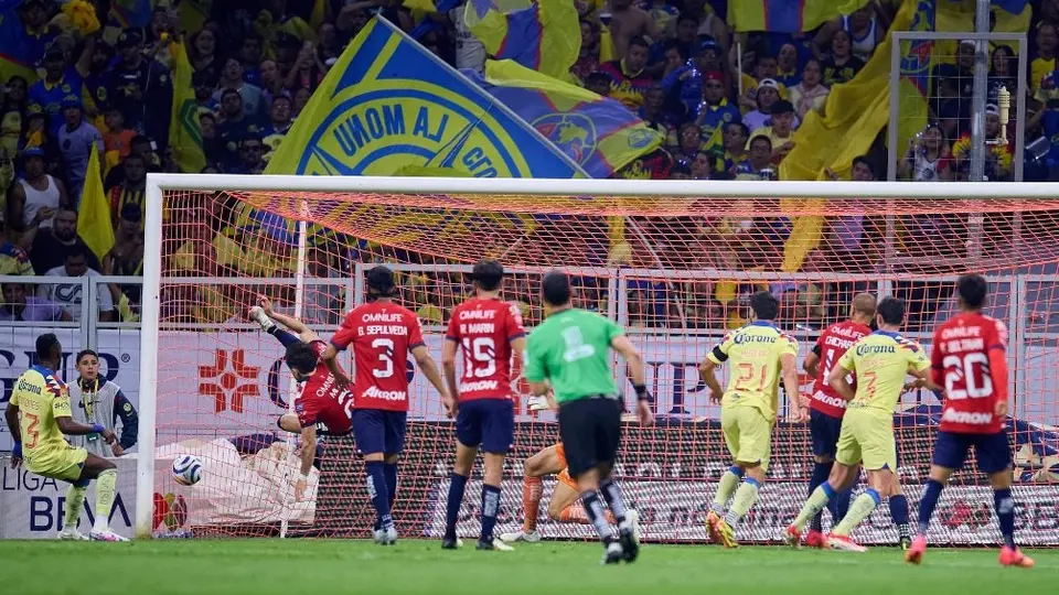 ¿Era falta? Jugada de Lichnovsky en gol de América enciende la polémica en el Clásico Nacional