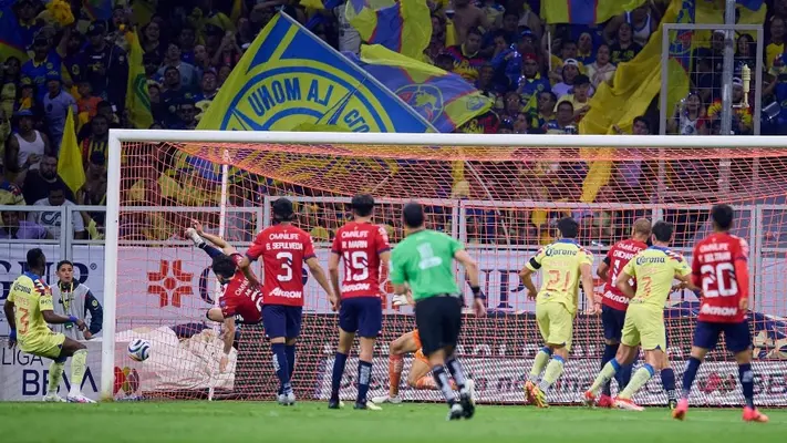 ¿Era falta? Jugada de Lichnovsky en gol de América enciende la polémica en el Clásico Nacional