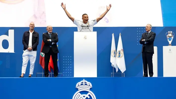 ¡Como su ídolo! Mbappé imita a CR7 en su presentación con el Real Madrid