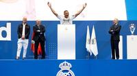 ¡Como su ídolo! Mbappé imita a CR7 en su presentación con el Real Madrid