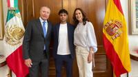 Reconoce embajador de México en España a joven de Yucatán, promesa del futbol