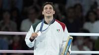 Julio César Chávez felicita a Marco Verde por su medalla de Plata en París 2024