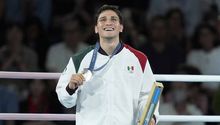 Julio César Chávez felicita a Marco Verde por su medalla de Plata en París 2024