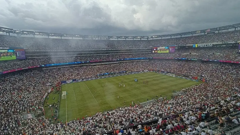 ‘El Clásico’ entre Barcelona y Real Madrid es suspendido por tormenta eléctrica