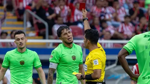 Carlos Salcedo con penal y expulsión en sus primeros dos juegos con Juárez