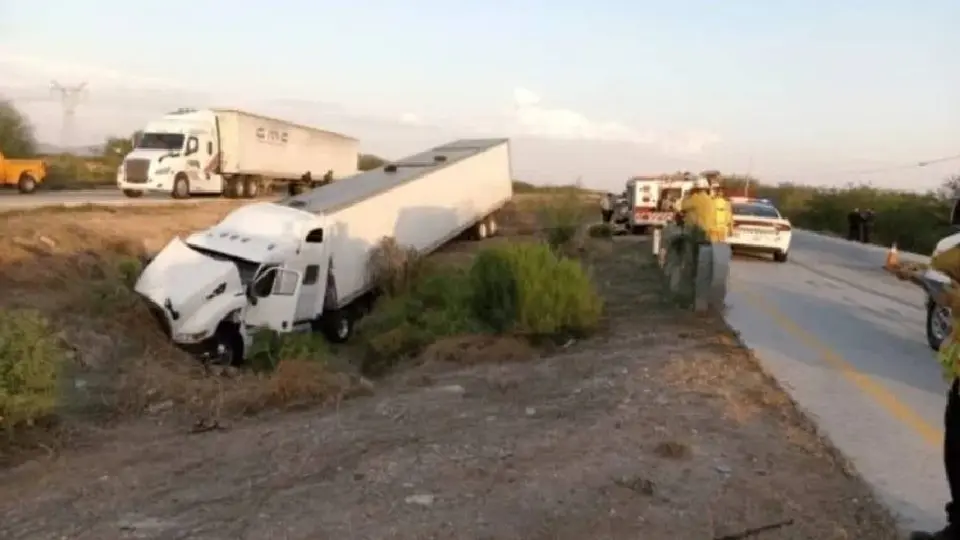 Tráiler con más de 130 migrantes sufre accidente en Sonora