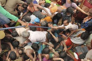 Estampida en acto religioso deja 60 muertos en la India