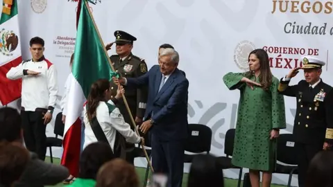 De la mano de AMLO, delegación mexicana es abanderada para París 2024