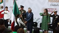 De la mano de AMLO, delegación mexicana es abanderada para París 2024